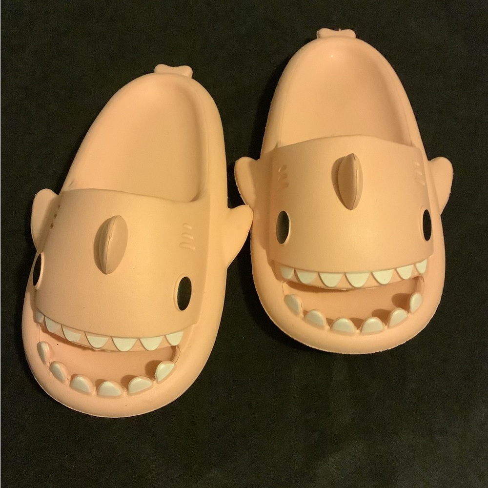 New women’s shark slides size 6